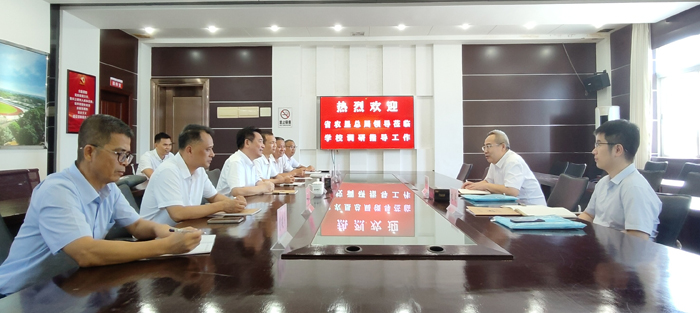 蓝华明来学校调研指导工作...